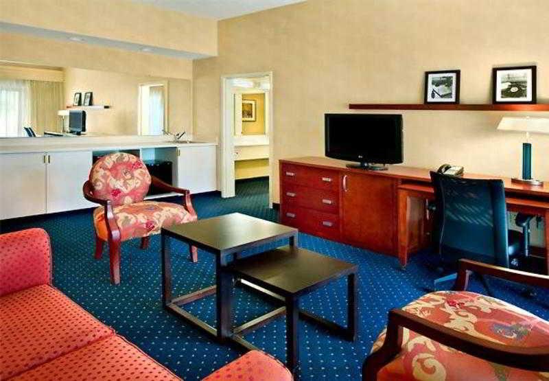 Courtyard Philadelphia Plymouth Meeting Hotel Room photo
