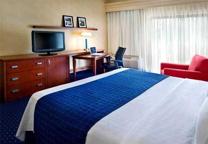 Courtyard Philadelphia Plymouth Meeting Hotel Room photo